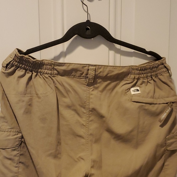 Womens Northface convertible pants - Picture 3 of 4